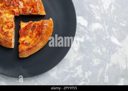 vista dall'alto pizza al forno affettata con formaggio su sfondo bianco pasto cibo pizza pasta sfoglia Foto Stock