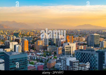 Vista elevata del quartiere di Providencia al tramonto a Santiago del Cile Foto Stock