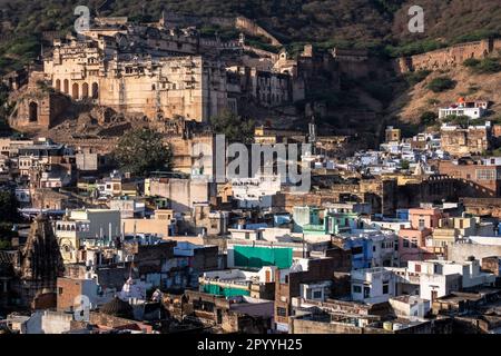 Garh Palace e le cime del tetto di Bundi, Rajasthan, India Foto Stock