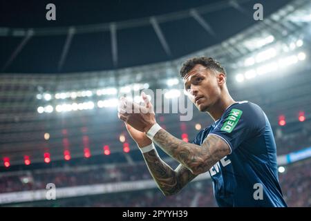 Leverkusen, Germania. 05th maggio, 2023. Calcio: Bundesliga, Bayer Leverkusen - 1. FC Köln, giorno 31, BayArena. DAVIE Selke di Colonia ringrazia i fan dopo la sua sostituzione. Credit: Marius Becker/dpa - NOTA IMPORTANTE: In conformità ai requisiti della DFL Deutsche Fußball Liga e del DFB Deutscher Fußball-Bund, è vietato utilizzare o utilizzare fotografie scattate nello stadio e/o della partita sotto forma di sequenze di immagini e/o serie di foto simili a video./dpa/Alamy Live News Foto Stock