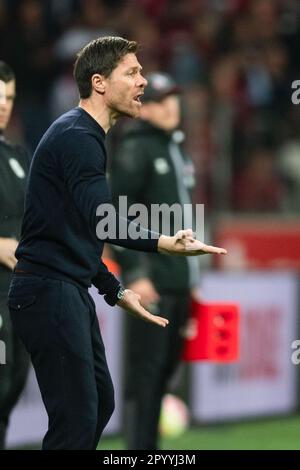 Leverkusen, Germania. 05th maggio, 2023. Calcio: Bundesliga, Bayer Leverkusen - 1. FC Köln, giorno 31, BayArena. Leverkusen allenatore Xabi Alonso gesti a margine. Credit: Marius Becker/dpa - NOTA IMPORTANTE: In conformità ai requisiti della DFL Deutsche Fußball Liga e del DFB Deutscher Fußball-Bund, è vietato utilizzare o utilizzare fotografie scattate nello stadio e/o della partita sotto forma di sequenze di immagini e/o serie di foto simili a video./dpa/Alamy Live News Foto Stock