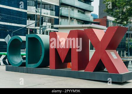 CITTÀ DEL MESSICO - Marzo 2023 Un cartello con la statua che legge CDMX in piedi per Ciudad de Mexico. Foto di alta qualità Foto Stock