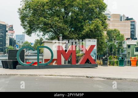 CITTÀ DEL MESSICO - Marzo 2023 Un cartello con la statua che legge CDMX in piedi per Ciudad de Mexico. Foto di alta qualità Foto Stock