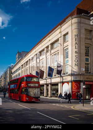 Heals London Store su Tottenham Court Road Londra. Le bandiere si ondano fuori dal negozio di mobili e design delle guardiani. Fondata nel 1810 da John Harris Heal & Son. Foto Stock