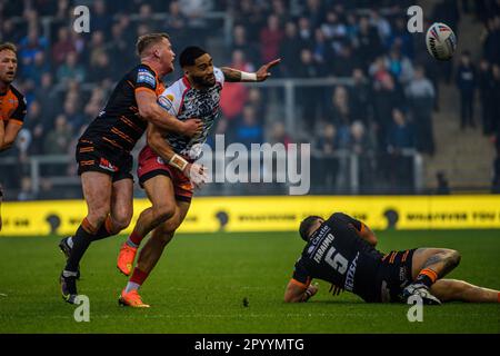 Edwin Ipape di Leigh Leopardi si libera della palla durante la partita di Super League tra Leigh Leopardi e Castleford Tigers al Leigh Sport Stadium di Leigh, venerdì 5th maggio 2023. (Foto: Ian Charles | NOTIZIE MI) Credit: NOTIZIE MI & Sport /Alamy Live News Foto Stock