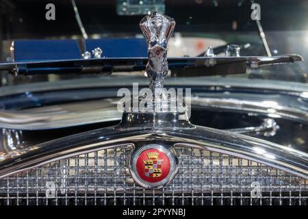 Sparkford.Somerset.United Kingdom.March 26th 2023.primo piano del logo e dell'ornamento del cofano su una Cadillac modello 452a Madam X Imperial Cabriolet dal 1 Foto Stock