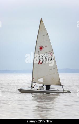 Vela al largo della spiaggia di Clevedon Foto Stock