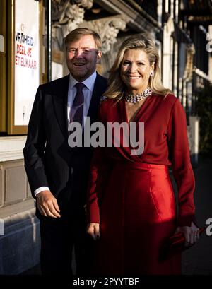 AMSTERDAM - il re Willem-Alexander e la regina Maxima arrivano con il sindaco Halsema al Royal Theater Carre, prima del concerto del 5 maggio sull'Amstel. ANP RAMON VAN FLYMEN olanda fuori - belgio fuori Foto Stock