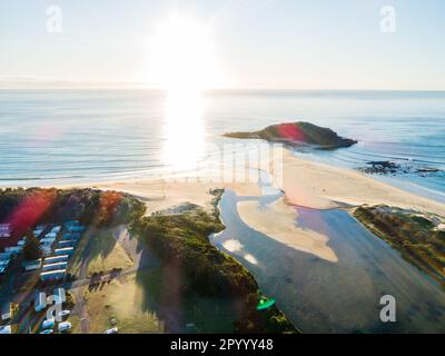 Luce mattutina sul lago Tabourie, dove si apre sul mare con Crampton Island Foto Stock