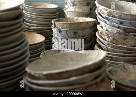 Antiche ciotole cinesi in ceramica conosciute come 'Yue ware' senza acqua dal relitto di Cirebon del 9th-10th secolo trovato nel 2003 nel Mare di Giava a nord di Cirebon, Giava Occidentale, Indonesia. Fotografato presso il deposito della direzione di Archeologia subacquea, Ministero indonesiano della Cultura e del Turismo a Giacarta, Indonesia. Foto Stock