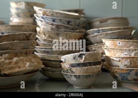 Antiche ciotole cinesi in ceramica conosciute come 'Yue ware' senza acqua dal relitto di Cirebon del 9th-10th secolo trovato nel 2003 nel Mare di Giava a nord di Cirebon, Giava Occidentale, Indonesia. Fotografato presso il deposito della direzione di Archeologia subacquea, Ministero indonesiano della Cultura e del Turismo a Giacarta, Indonesia. Foto Stock