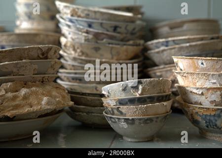 Antiche ciotole cinesi in ceramica conosciute come 'Yue ware' senza acqua dal relitto di Cirebon del 9th-10th secolo trovato nel 2003 nel Mare di Giava a nord di Cirebon, Giava Occidentale, Indonesia. Fotografato presso il deposito della direzione di Archeologia subacquea, Ministero indonesiano della Cultura e del Turismo a Giacarta, Indonesia. Foto Stock