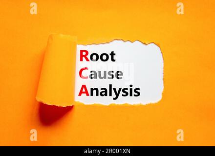 Simbolo di analisi della causa principale RCA. Concetto di analisi della causa principale RCA su white paper. Bella tavola arancione sfondo arancione. Business e RCA root Foto Stock