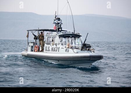 GOLFO DI TADJOURA (14 MARZO 2023) STATI UNITI I marinai della Marina con lo Squadrone otto di sicurezza marittima (MSRON-8), attualmente schierati a Camp Lemonnier, Gibuti, fanno il loro ritorno al molo dopo una missione di sicurezza di Seaward nel Golfo di Tadjoura, il 14 marzo, 2023 la forza di sicurezza marittima è una capacità di base della Marina che fornisce sicurezza portuale e portuale, sicurezza patrimoniale di alto valore e sicurezza marittima nelle vie navigabili costiere e interne. Camp Lemonnier (CLDJ) funge da base di spedizione per le forze militari statunitensi che forniscono, supportano navi, aerei e personale che assicurano secu Foto Stock