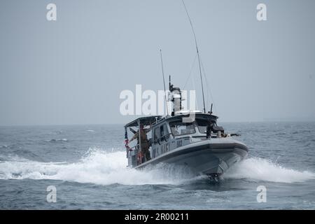 GOLFO DI TADJOURA (14 MARZO 2023) STATI UNITI I marinai della Marina con la sicurezza marittima Squadron Eight (MSRON-8), attualmente schierati a Camp Lemonnier, Gibuti, tornano a casa dopo una missione di sicurezza nel Golfo di Tadjoura, il 14 marzo 2023 la forza di sicurezza marittima è una capacità di base della Marina che fornisce sicurezza portuale e portuale, sicurezza degli asset di alto valore e sicurezza marittima nelle vie costiere e interne. Camp Lemonnier (CLDJ) funge da base di spedizione per le forze militari statunitensi che forniscono, supportano navi, aerei e personale che garantiscono la sicurezza attraverso Foto Stock