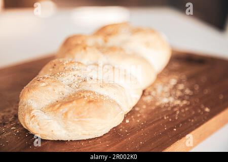 Pane fatto in casa su un pannello di legno Foto Stock