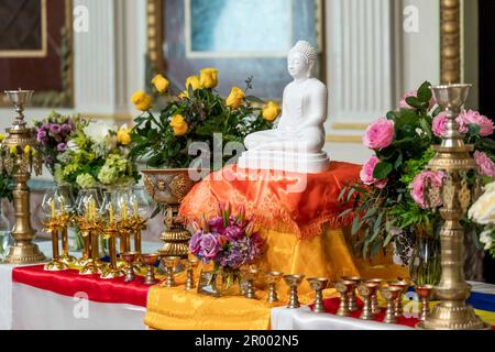 Washington, Stati Uniti d'America. 05th maggio, 2023. Washington, Stati Uniti d'America. 05 maggio, 2023. Una statua di Buddha durante una celebrazione del Vesak Day ospitata dal secondo Gentleman Doug Emhoff presso l'Eisenhower Executive Office Building della Casa Bianca, 5 maggio 2022 a Washington, DC Vesak Day commemora la nascita, la morte e l'illuminazione del Buddha e celebrata da 250 milioni di buddisti in tutto il mondo. Credit: Lawrence Jackson/White House Photo/Alamy Live News Foto Stock