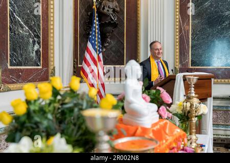 Washington, Stati Uniti d'America. 05th maggio, 2023. Washington, Stati Uniti d'America. 05 maggio, 2023. Il secondo Gentleman Doug Emhoff, ospita una celebrazione del Vesak Day presso l'Eisenhower Executive Office Building della Casa Bianca, 5 maggio 2022 a Washington, DC Vesak Day commemora la nascita, la morte e l'illuminazione del Buddha e celebrata da 250 milioni di buddisti in tutto il mondo. Credit: Lawrence Jackson/White House Photo/Alamy Live News Foto Stock