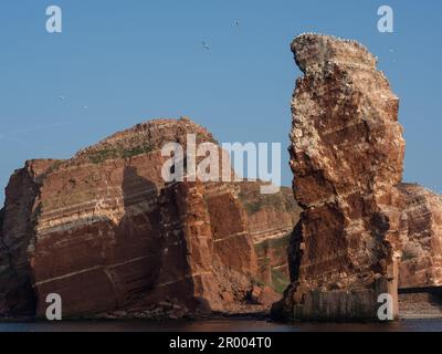 Un tranquillo corpo d'acqua circondato da suggestive formazioni rocciose Foto Stock