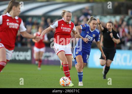 Londra, Regno Unito. 05th maggio, 2023. Londra, Inghilterra, 5th 2023 maggio: Frida Maanum (12 Arsenal) e Josie Green (14 Leicester City) si battono per la palla durante la partita della fa Women's Super League tra Arsenal e Leicester City al Meadow Park di Londra, Inghilterra. (Alexander Canillas/SPP) Credit: SPP Sport Press Photo. /Alamy Live News Foto Stock