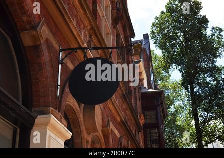 Bella facciata dell'edificio con cartello e vista ad angolo basso Foto Stock