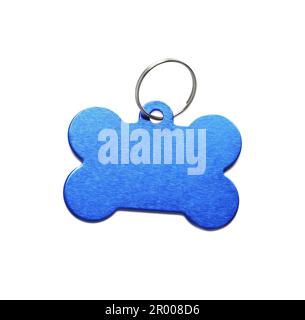 Tag cane blu a forma di osso metallico con anello isolato su bianco Foto Stock