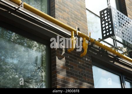 Tubo di gas giallo vicino all'edificio in un'area residenziale all'aperto Foto Stock