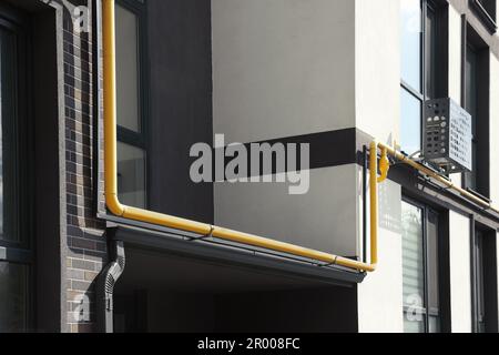 Tubo di gas giallo vicino all'edificio in un'area residenziale all'aperto Foto Stock