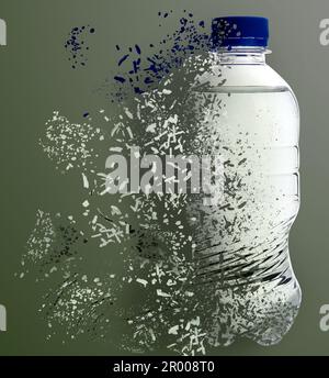 Bottiglia d'acqua che svanisce su sfondo colorato. Decomposizione dell'inquinamento plastico Foto Stock