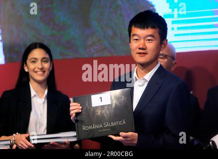 (230506) -- BUCAREST, 6 maggio 2023 (Xinhua) -- il campione del mondo di scacchi Ding Liren (R) della Cina partecipa alla cerimonia ufficiale di apertura del Grand Chess Tour 2023 a Bucarest, Romania, 5 maggio 2023. (Foto di Cristian Cristel/Xinhua) Foto Stock