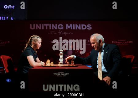 (230506) -- BUCAREST, 6 maggio 2023 (Xinhua) -- l'ex campione del mondo di scacchi Garry Kasparov (R) compie la prima mossa simbolica durante la cerimonia ufficiale di apertura del Grand Chess Tour 2023 a Bucarest, Romania, 5 maggio 2023. (Foto di Cristian Cristel/Xinhua) Foto Stock