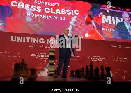 (230506) -- BUCAREST, 6 maggio 2023 (Xinhua) -- l'ex campione del mondo di scacchi Garry Kasparov parla alla cerimonia ufficiale di apertura del Grand Chess Tour 2023 a Bucarest, Romania, 5 maggio 2023. (Foto di Cristian Cristel/Xinhua) Foto Stock