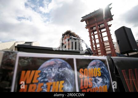 Los Angeles, California, Stati Uniti. 1st maggio, 2023. Un protesista parla attraverso un microfono ai partecipanti alla marcia rivoluzionaria del Mayday. I Revcoms di Los Angeles si uniscono a Little Tokyo nel centro di Los Angeles per un rally rivoluzionario pianificato Mayday e marzo, dove i membri trascinarono e strapparono a parte American Flags a dimostrazione del loro rifiuto di accettare il sistema pianificato degli Stati Uniti per il futuro dei suoi cittadini. Combattendo per un mondo migliore senza oppressione e sfruttamento, i membri scesero per le strade e si unirono alla marcia internazionale del Mayday. (Immagine di credito: Foto Stock