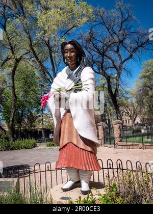 Scultura di Kateri Tekakwitha, prima Santa cattolica nativa americana di fronte a San Francis a Santa Fe, New Mexico Foto Stock