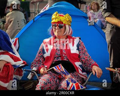 Londra, Regno Unito. 5th maggio, 2023. Grandi folle si sono radunate sul percorso della processione vicino a Buckingham Palace prima dell'incoronazione di Re Carlo il 6th maggio. (Credit Image: © Laura Chiesa/Pacific Press via ZUMA Press Wire) SOLO PER USO EDITORIALE! Non per USO commerciale! Foto Stock