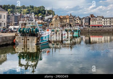 Reti da traino da pesca ormeggiate a Quai de la Quarantaine vicino all'ingresso del vecchio porto di Honfleur, Calvados, Normandia, Francia Foto Stock