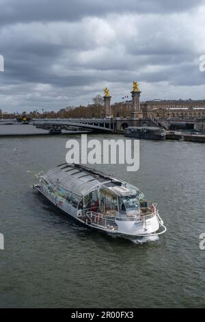 Il tour panoramico in barca vicino al ponte Pont Alexandre III a Parigi, Francia. Marzo 25, 2023. Foto Stock