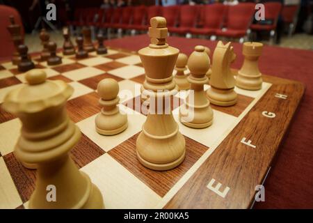 Bucarest, Romania. 5th maggio 2023: La scacchiera a cui si farà il primo movimento durante la cerimonia di apertura del Superbet Chess Classic Romania 2023, la prima tappa del circuito Grand Chess Tour 2023, che si terrà a Bucarest il 5th maggio 2023. Durante i 10 giorni del torneo, dal 5 al 15 maggio, dieci dei migliori giocatori classificati FIDE gareggeranno. Credit: Lucian Alecu/Alamy Live News Foto Stock