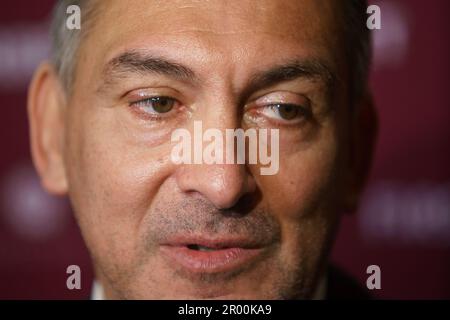 Bucarest, Romania. 5th maggio 2023: Ilie Dumitrescu, ex calciatore professionista rumeno, partecipa alla cerimonia di apertura del Superbet Chess Classic Romania 2023, la prima tappa del circuito Grand Chess Tour 2023, svoltasi a Bucarest il 5th maggio 2023. Durante i 10 giorni del torneo, dal 5 al 15 maggio, dieci dei migliori giocatori classificati FIDE gareggeranno. Credit: Lucian Alecu/Alamy Live News Foto Stock