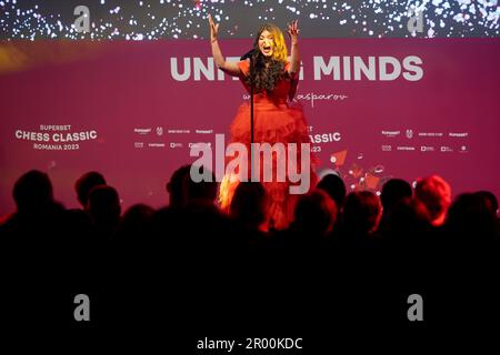 Bucarest, Romania. 5th maggio 2023: La cantante rumena Paula Seling si esibisce durante la cerimonia di apertura del Superbet Chess Classic Romania 2023, la prima tappa del circuito Grand Chess Tour 2023, svoltasi a Bucarest il 5th maggio 2023. Durante i 10 giorni del torneo, dal 5 al 15 maggio, dieci dei migliori giocatori classificati FIDE gareggeranno. Credit: Lucian Alecu/Alamy Live News Foto Stock