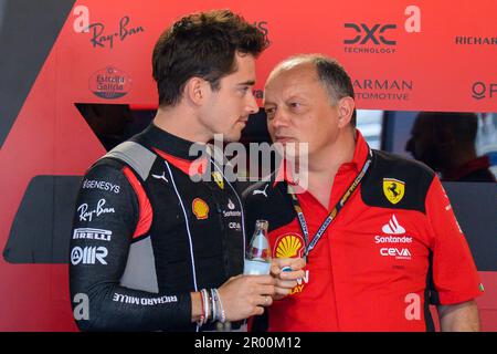 5th maggio 2023: Miami International Autodrome, Miami Gardens, Florida, USA: Formula 1 Crypto.com Miami Grand Prix 2023: Giornata delle prove libere: Charles Leclerc, pilota della Scuderia Ferrari e Fred Vasseur, team principal della Scuderia Ferrari, parlano in garage durante una sessione di prove. Foto Stock