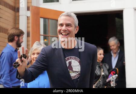 St Louis, Stati Uniti. 05th maggio, 2023. Entertainer St. Louisan Andy Cohen ondeggia per i tifosi mentre arriva per la sua St.. Louis Walk of Fame cerimonia a St Louis il Venerdì 5 maggio 2023. Il St. Louis Walk of Fame è una vetrina per il patrimonio culturale di St Louis e per far progredire la conoscenza, la consapevolezza e l'apprezzamento di St I Louisiani e i loro successi. Foto di Bill Greenblatt/UPI Credit: UPI/Alamy Live News Foto Stock