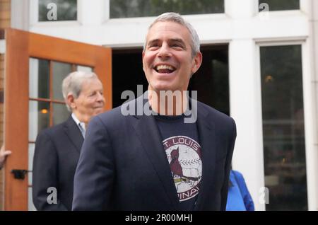 St Louis, Stati Uniti. 05th maggio, 2023. Entertainer St. Louisan Andy Cohen sorride a una folla di tifosi, mentre arriva per la sua St. Louis Walk of Fame cerimonia a St Louis il Venerdì 5 maggio 2023. Il St. Louis Walk of Fame è una vetrina per il patrimonio culturale di St Louis e per far progredire la conoscenza, la consapevolezza e l'apprezzamento di St I Louisiani e i loro successi. Foto di Bill Greenblatt/UPI Credit: UPI/Alamy Live News Foto Stock