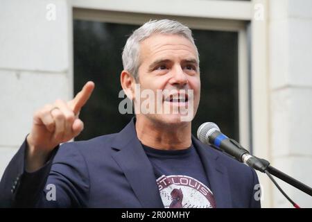 St Louis, Stati Uniti. 05th maggio, 2023. Entertainer St. Louisan Andy Cohen fa le sue osservazioni durante il suo St. Louis Walk of Fame cerimonia a St Louis il Venerdì 5 maggio 2023. Il St. Louis Walk of Fame è una vetrina per il patrimonio culturale di St Louis e per far progredire la conoscenza, la consapevolezza e l'apprezzamento di St I Louisiani e i loro successi. Foto di Bill Greenblatt/UPI Credit: UPI/Alamy Live News Foto Stock