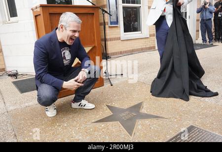 St Louis, Stati Uniti. 05th maggio, 2023. Entertainer St. Louisan Andy Cohen reagisce dopo la sua stella sul St. Louis Walk of Fame è svelata a St Louis il Venerdì 5 maggio 2023. Il St. Louis Walk of Fame è una vetrina per il patrimonio culturale di St Louis e per far progredire la conoscenza, la consapevolezza e l'apprezzamento di St I Louisiani e i loro successi. Foto di Bill Greenblatt/UPI Credit: UPI/Alamy Live News Foto Stock