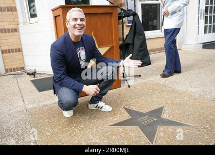 St Louis, Stati Uniti. 05th maggio, 2023. Entertainer St. Louisan Andy Cohen reagisce dopo la sua stella sul St. Louis Walk of Fame è svelata a St Louis il Venerdì 5 maggio 2023. Il St. Louis Walk of Fame è una vetrina per il patrimonio culturale di St Louis e per far progredire la conoscenza, la consapevolezza e l'apprezzamento di St I Louisiani e i loro successi. Foto di Bill Greenblatt/UPI Credit: UPI/Alamy Live News Foto Stock