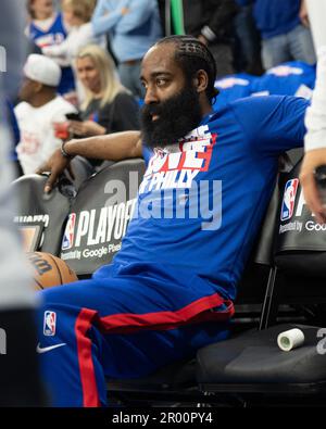 PHILADELPHIA,PA - MAGGIO 5: James Harden #1 della Philadelphia 76ers si scalda prima del Round 2 Game 3 della Eastern Conference semi-Finals 2023 NBA Playoff tra Boston Celtics e Philadelphia 76ers il 5 maggio 2023 al Wells Fargo Center di Philadelphia, PA.(Photo by Stephen Nadler/PxImages) Foto Stock