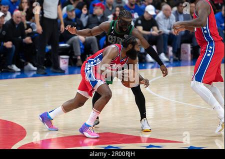 PHILADELPHIA,PA - MAGGIO 5: James Harden #1 della Philadelphia 76ers guida al basket durante il Round 2 Game 3 della Eastern Conference semi-Finals 2023 NBA Playoff tra Boston Celtics e Philadelphia 76ers il 5 maggio 2023 al Wells Fargo Center di Philadelphia, PA.(Photo by Stephen Nadler/PxImages) Foto Stock