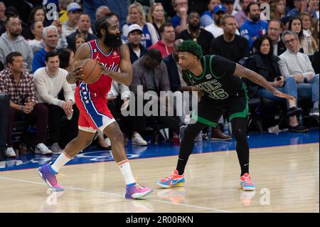 PHILADELPHIA,PA - MAGGIO 5: James Harden #1 della Philadelphia 76ers guida al basket durante il Round 2 Game 3 della Eastern Conference semi-Finals 2023 NBA Playoff tra Boston Celtics e Philadelphia 76ers il 5 maggio 2023 al Wells Fargo Center di Philadelphia, PA.(Photo by Stephen Nadler/PxImages) Foto Stock