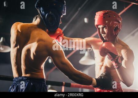 Boxer utilizzare varie combinazioni di punzone, tra cui la scopata, gancio, taglio superiore, croce, rotazione, dritta. Avvicinandosi per fare l'avversario su corde e knocko Foto Stock